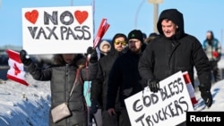Manifestation contre la vaccination anti-covid obligatoire pour les camionneurs transfrontaliers, à Boucherville, Québec, Canada, 28 janvier 2022.