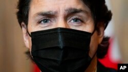 El primer ministro canadiense Justin Trudeau sostiene una conferencia de prensa en Ottawa, el 12 de enero de 2022. 