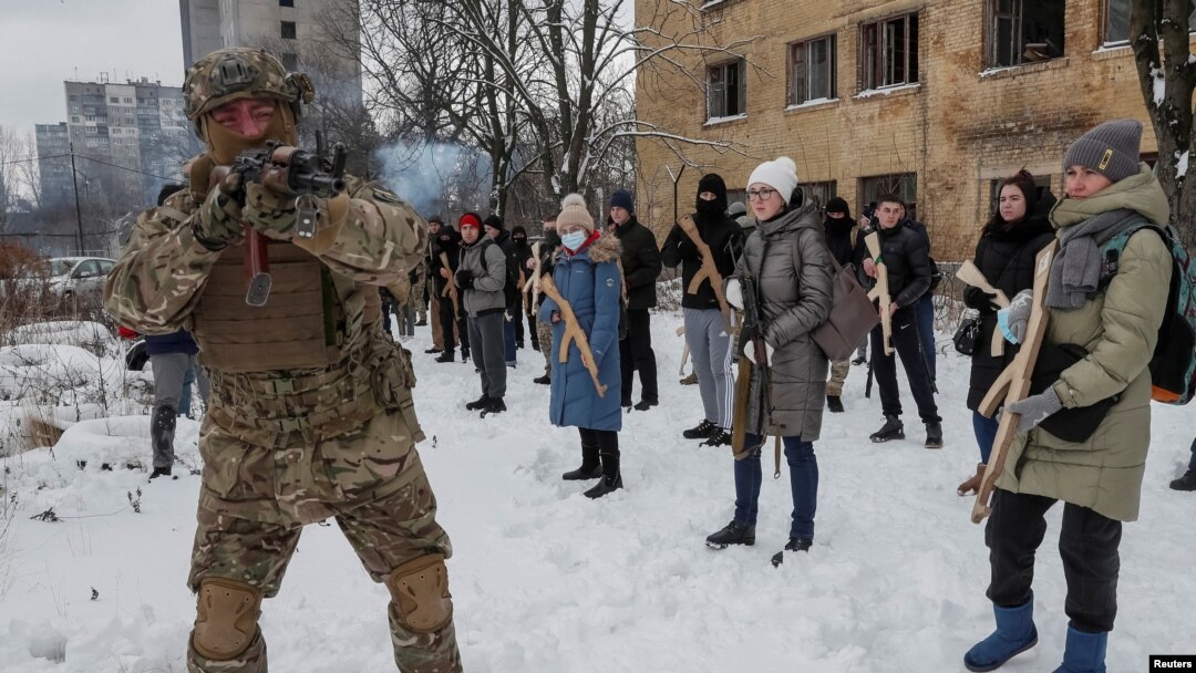 Warga sipil di Kyiv, Ukraina mengikuti latihan militer dalam persiapan menghadapi invasi Rusia di negaranya (foto: dok).