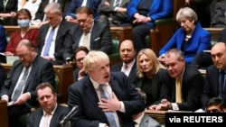 资料照片：英国首相约翰逊在下议院就有关唐宁街据称在实行新冠疫情封闭措施期间举办派对的一份报告发布声明。(2022年1月31日)