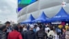 Largas filas de los migrantes venezolanos en las afueras del Movistar Arena, para reclamar su Permiso de Protección Temporal, el jueves 27 de enero de 2022. [Foto: Jairo Chacón, VOA]

