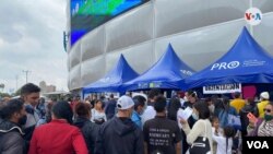 Largas filas de los migrantes venezolanos en las afueras del Movistar Arena, para reclamar su Permiso de Protección Temporal, el jueves 27 de enero de 2022. [Foto: Jairo Chacón, VOA]
