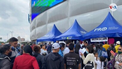 Largas filas de los migrantes venezolanos en las afueras del Movistar Arena, para reclamar su Permiso de Protección Temporal, el jueves 27 de enero de 2022. [Foto: Jairo Chacón, VOA]
