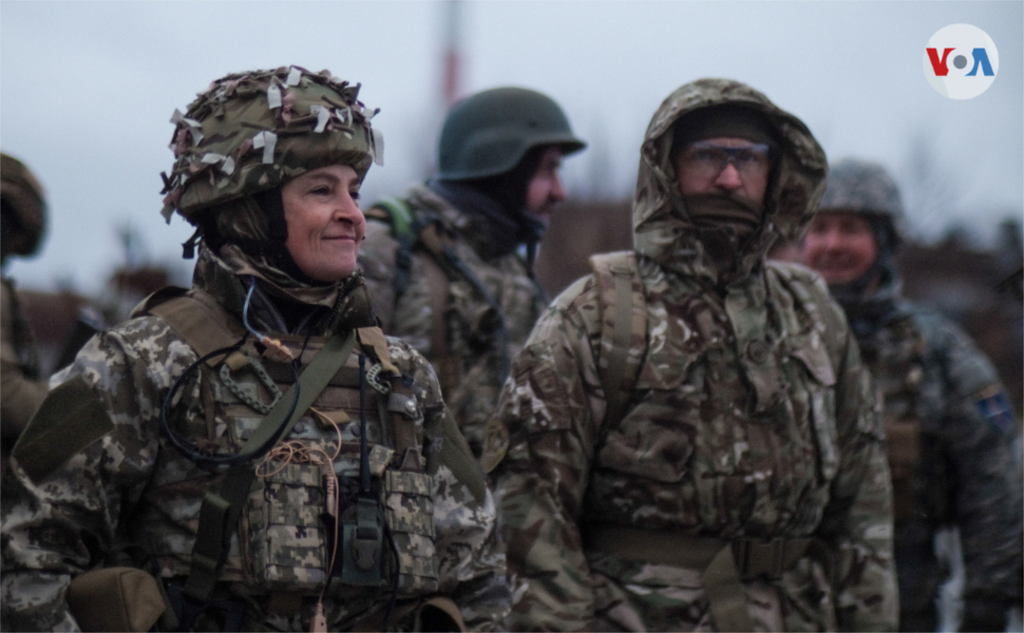 Hombres y mujeres participan en los ejercicios de entrenamiento, como parte de las Fuerzas de Defensa Territorial, ante el aumento de las tensiones en la frontera con Rusia.