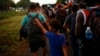 Xabiel, un migrante venezolano de 9 años, camina con su hermano Yilber Gabriel mientras se unen a la caravana que se dirige a la frontera sur de EE. UU., cerca de Villa Comaltitlán, México, el 20 de noviembre de 2021.