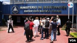 La opositora y precandidata presidencial Cristiana Chamorro acude al Ministerio de Gobernación, en Managua, en 2021. [Foto: VOA / Houston Castillo]