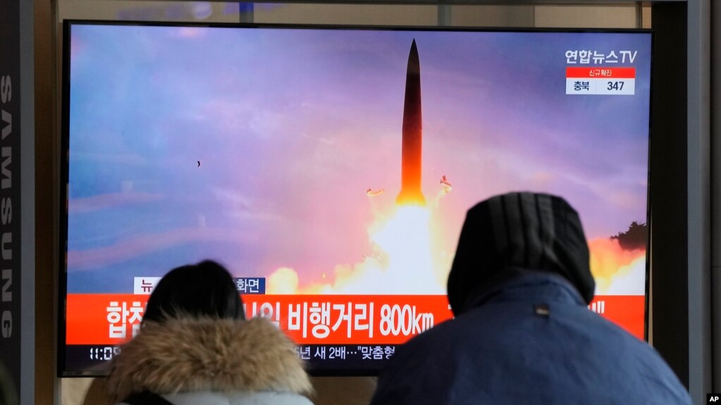 Посетители железнодорожного вокзала в Сеуле, Южная Корея, смотрят новостную программу, показывающую запуск ракеты в Северной Корее, 31 января 2022 года. (AP Photo/Ahn Young-joon)