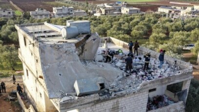 Residentes inspecciona una casa destruida luego de una operación del ejército estadounidense en la aldea siria de Atmeh, en la provincia de Idlib, Siria, el jueves 3 de febrero de 2022.