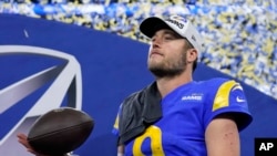 Matthew Stafford, quarterback de los Rams de Los Ángeles, celebra después de ganar el campeonato de la NFL frente a los 49ers de San Francisco, el domingo, 30 de enero de 2022, en Inglewood, California. Los Rmas ganaron 20-17 para avanzar al Super Bowl. (Foto AP)