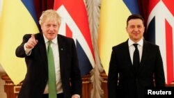 보리스 존슨(왼쪽) 영국 총리와  볼로디미르 젤렌스키 우크라이나 대통령이 지난 1일 키예프에서 회동하고 있다. (자료사진)
