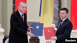 رجب طیب اردوغان، رییس جمهور ترکیه، در چپ و ولادیمیر زلیسکی، رییس جمهور اوکراین، در راست