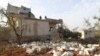 Moradores verificam casa destruída por ataque americano em Atmeh, Idlib, Siria, 3 Fevereiro 2022