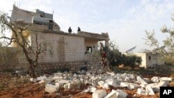 Moradores verificam casa destruída por ataque americano em Atmeh, Idlib, Siria, 3 Fevereiro 2022