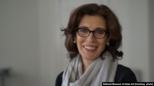 معصومه فرهاد، معاون ارشد پژوهشی، متصدی ارشد، و متصدی هنرهای ایرانی، عربی، و ترکی خانواده ابراهیمی