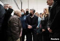 토니 블링컨(가운데) 미 국무장관이 5일 폴란드 동부 우크라이나 접경 도시에 설치된 피란민 센터를 방문하고 있다.