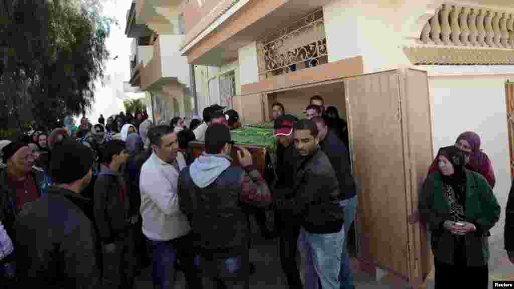 Des hommes portent, dimanche 22 mars 2015, le cercueil de Yassine al-Abidi qui a abattu 20 touristes étrangers au musée du Bardo de la Tunisie, à Tunis