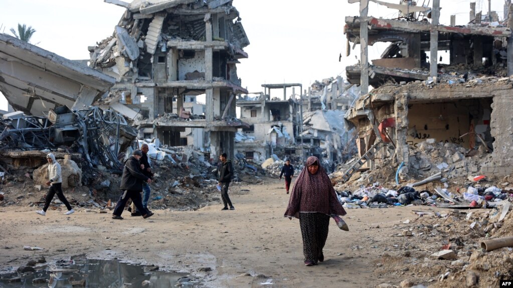 EDITORS NOTE: Graphic content / Palestinians walks amid the destruction in the Shujaiya neighbourhood of Gaza City, in the northern Gaza Strip on January 4, 2025, as the war between Israel and Hamas militants continues. (Photo by Omar AL-QATTAA / AFP)