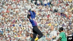 Joseph Antoine Belle saute et arrête un tir lors d’un match de la phase finale de la Coupe du monde, groupe B, entre son équipe, le Cameroun, et la Suède, au stade Rose Bowl, à Pasadena, en Californie, 19 juin 1994. 