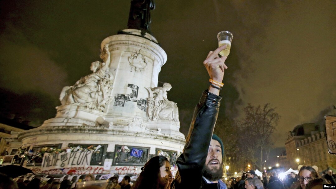 Warga Perancis memadati "Place de la Republique" di Paris hari Jumat (20/11) malam.