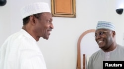 Muhammadu Buhari, à gauche, et Atiku Abubakar, Abuja, Nigeria, le 5 novembre 2015.
