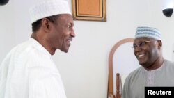 Le président du Nigeria, Muhhamadu Buhari, et l'ancien vice-président, Alhaji Atiku Abubakar, assistent aux prières de Jumaat après le retour d'Alhaji Atiku Abubakar d'un traitement médical à Abuja, au Nigeria, le 5 novembre 2015.