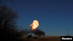 Wanajeshi wa Ukraine wanaotumia silaha ya Howitzer Panzerhaubitze 2000, ya Ujerumani karibu na Soleda. REUTERS