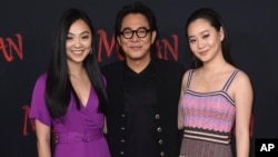 Aktor Jet Li dan kedua putrinya: Jane dan Jada Li, dalam pemutaran perdana film "Mulan" di Dolby Theatre, Los Angeles, AS (foto: dok).