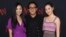 Aktor Jet Li dan kedua putrinya: Jane dan Jada Li, dalam pemutaran perdana film "Mulan" di Dolby Theatre, Los Angeles, AS (foto: dok).