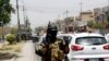 Seorang anggota Pasukan Operasi Khusus Irak berjaga-jaga di daerah Amiriya, Baghdad (18/6).