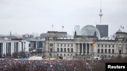 Ljudi protestuju protiv desnog ekstremizma i za zaštitu demokratije u Berlinu