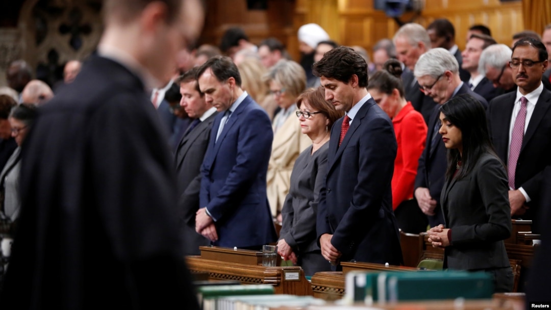 PM Kanada, Justin Trudeau dan para anggota parlemen Kanada melakukan doa untuk para korban penembakan di Masjid Quebec, Kanada, Senin (30/1).