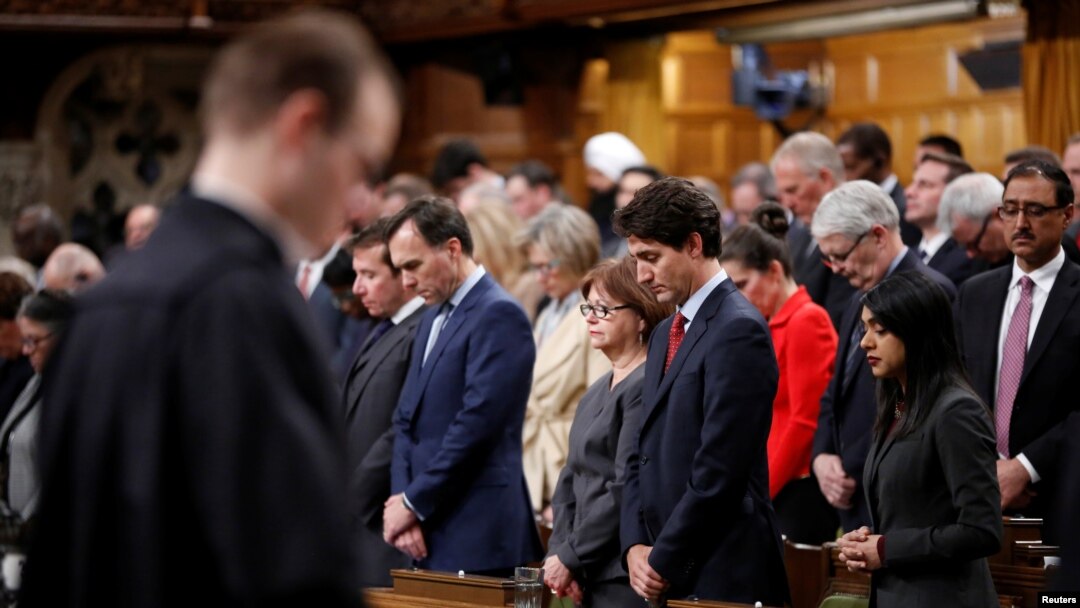 Perdana Menteri Kanada Justin Trudeau mengheningkan cipta bersama para anggota parlemen di Ottawa untuk para korban serangan di masjid Quebec (30/1). (Reuters/Chris Wattie)