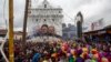 Miles de guatemaltecos participan en la jornada principal de las festividades de Santo Tomás Apóstol, en Guatemala. Sábado 21 de diciembre de 2019. Foto AP/Moisés Castillo.