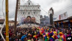 Miles de guatemaltecos participan en la jornada principal de las festividades de Santo Tomás Apóstol, en Guatemala. Sábado 21 de diciembre de 2019. Foto AP/Moisés Castillo.