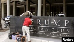 Remueven el nombre Trump del Trump Ocean Club International Hotel and Tower en la Ciudad de Panamá. Marzo 5, 2018. 