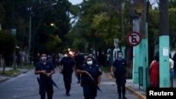 Polisi tiba di rumah sakit tempat orang dirawat setelah mengonsumsi kokain yang diduga mengandung zat beracun, di pinggiran Buenos Aires, Argentina 2 Februari 2022. (REUTERS/Matias Baglietto)