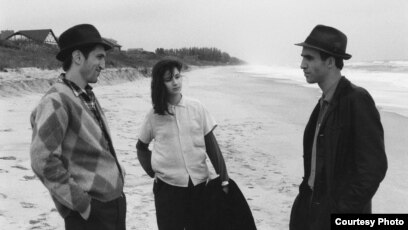 подсмотрел пизду на пляже Фильм «Более странно, чем в Роттердаме» как рукопожатие фестивалей