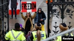 Un manifestante grita a la gente que sale de Parliament Hill mientras los camioneros y simpatizantes continúan protestando por los mandatos de vacunación contra la enfermedad por coronavirus en Ottawa, Canadá, el 2 de febrero de 2022.