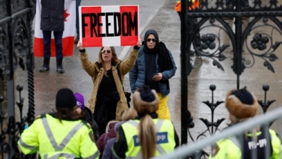 Un manifestante grita a la gente que sale de Parliament Hill mientras los camioneros y simpatizantes continúan protestando por los mandatos de vacunación contra la enfermedad por coronavirus en Ottawa, Canadá, el 2 de febrero de 2022.