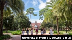 学生们在佛罗里达大学校园内散步。(资料照片，2021年7月21日）