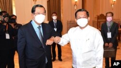 PM Kamboja Hun Sen (kiri) bertemu pemimpin Myanmar Jenderal Min Aung Hlaing di Naypyitaw, Myanmar, 7 Januari 2022 lalu (foto: dok). 