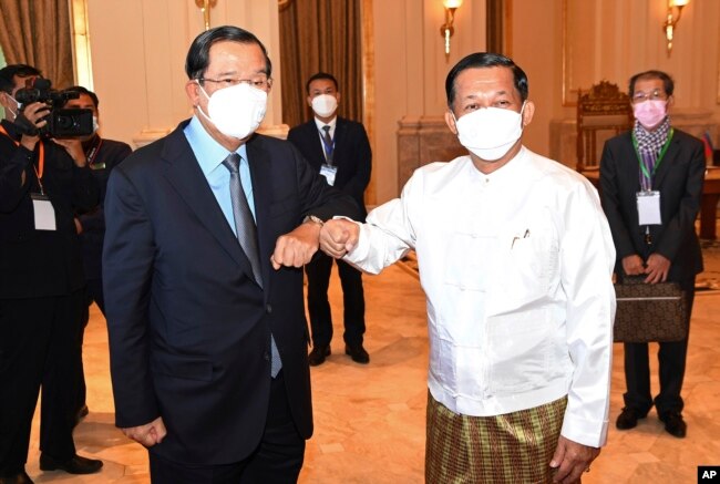 PM Kamboja Hun Sen (kiri) menjadi pemimpin pertama yang mengunjungi Myanmar dan bertemu pemimpin junta Jenderal Min Aung Hlaing di Naypyitaw, 7 Januari 2022 (foto: dok).