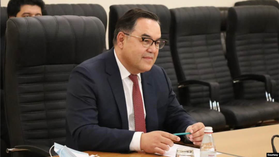 Firdavs Abduxoliqov qariyb 30 yildan beri O'zbekiston media makonida muhim rol o'ynab keladi. Islom Karimov davrida uning qizi Gulnora Karimovaga yaqin bo'lgan, ammo u bilan bog'liq tekshiruvlardan omon chiqib, o'z nufuzini saqlab qolgan. 