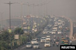 Tingkat polusi udara di India sangat tinggi sehingga langit tampak kelabu. (Foto: Reuters)
