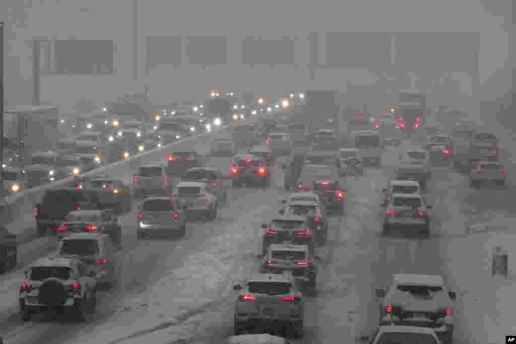 Los automovilistas transitan por la Interestatal 90-40 durante una mañana nevada, en Chicago.