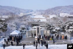 Pengungsi Korea Utara dan anggota keluarga mereka memberi penghormatan kepada leluhur mereka saat mengunjungi Paviliun Imjingak dekat perbatasan dengan Korea Utara, untuk merayakan Tahun Baru Imlek di Paju, Korea Selatan, Selasa, 2 Februari. 1, 2022. (AP / Ahn Young-joon)