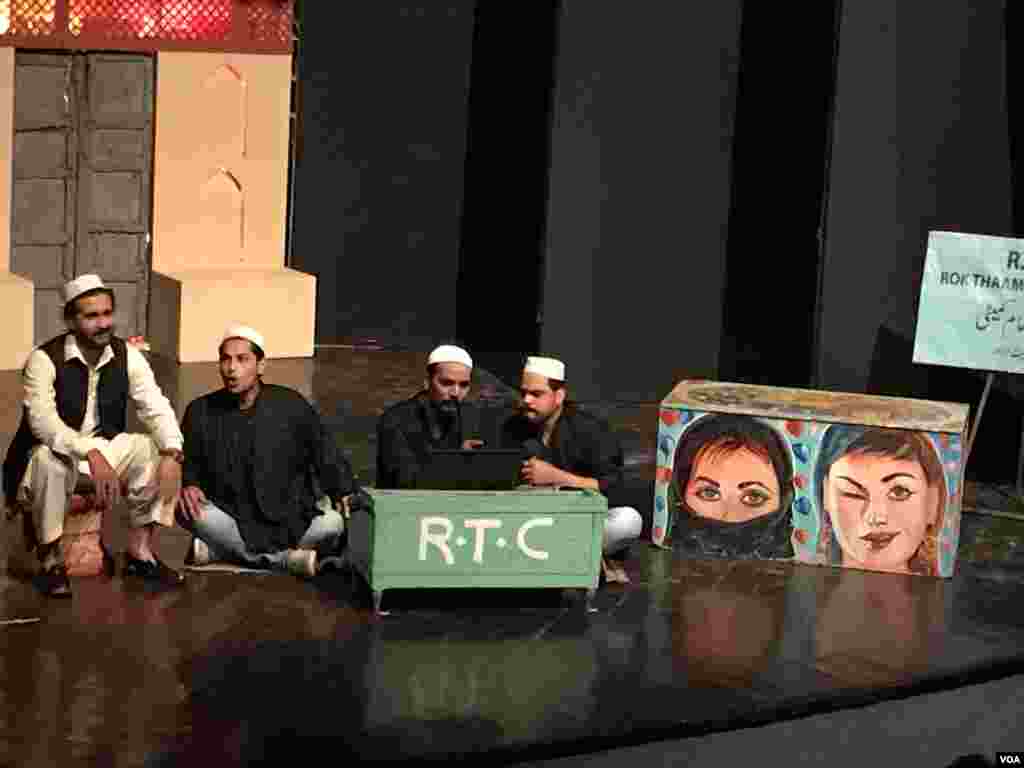ڈرامے میں محلے کا ایک مدرسہ بھی دکھایا گیا ہے، جس کے طلبا لوگوں پر نظر رکھتے ہیں۔