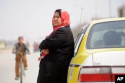 Sara Bahai (40 tahun) adalah seorang perempuan yang bekerja sebagai sopir taksi di Mazar-i Sharif, provinsi Balkh, Afghanistan selatan (foto: dok).