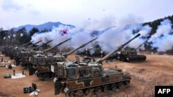 Tentara Korea Selatan latihan menembak di Pocheon, 65 km timur laut Seoul, menggunakan K9 Thunder 155mm self-propelled Howitzer, 24 Maret 2011. (DONG-A ILBO / DONG-A ILBO / AFP)