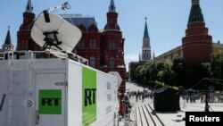 Vozilo ruske državne televizije Russia Today (RT) u blizini Crvenog trga u centru Moskve, Rusija 15. juna 2018.